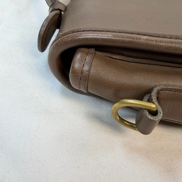 Coach Vintage Court Taupe Brown Leather 9870 Hangtag Brass Crossbody Strap Slots - Picture 9 of 16
